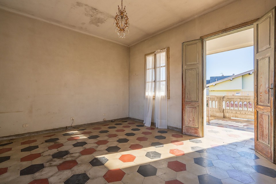 Soggiorno prima dell'home staging virtuale